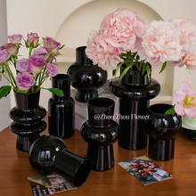 Простая современная средневековая ваза с цветами