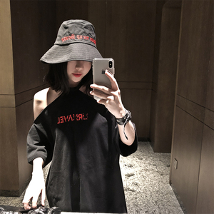 潮曼曼 宽松露肩字母t恤女2018夏季黑色挂脖中长款潮牌体恤上衣女装T恤