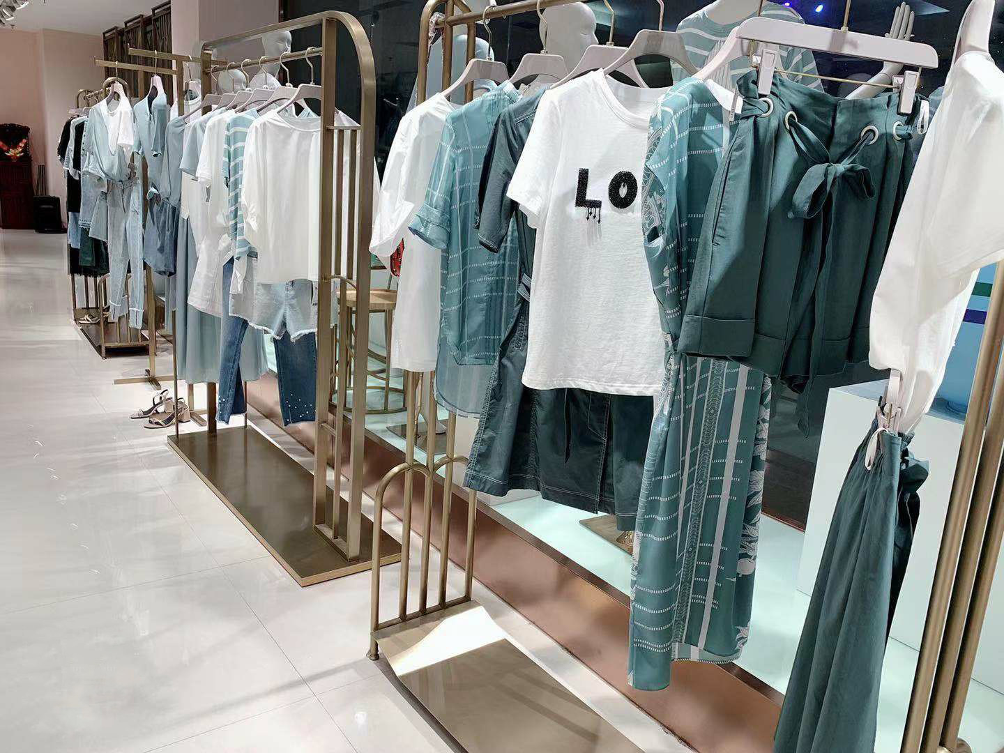 专柜撤柜商场撤回品牌折扣女装正品直播样衣清仓折扣特价尾货三c