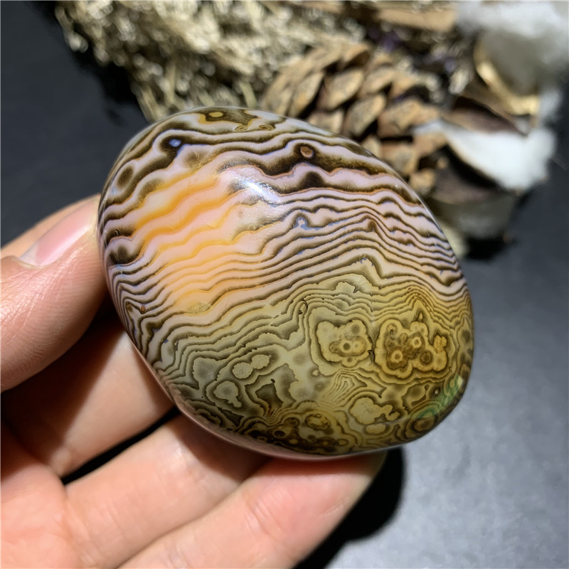 天然马达加斯加精品蚕丝玛瑙手把件原石打磨纹理清晰象形奇石摆件