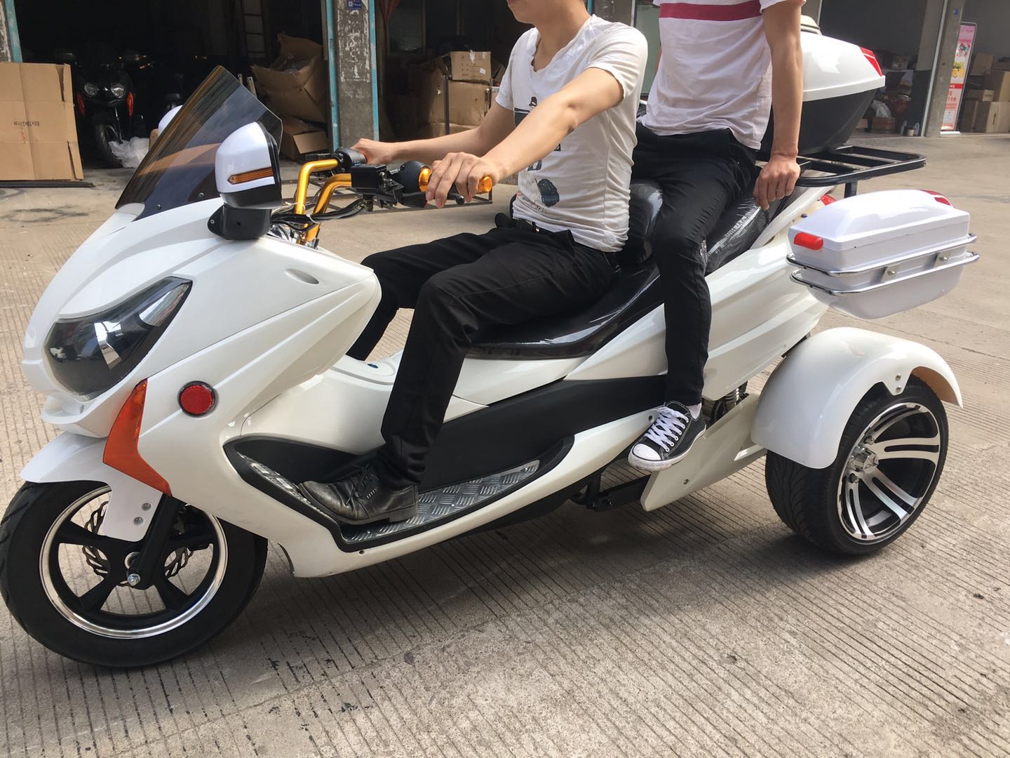 大型三轮电动车跑车老年代步车踏板车马杰斯特电动摩托车公路赛车