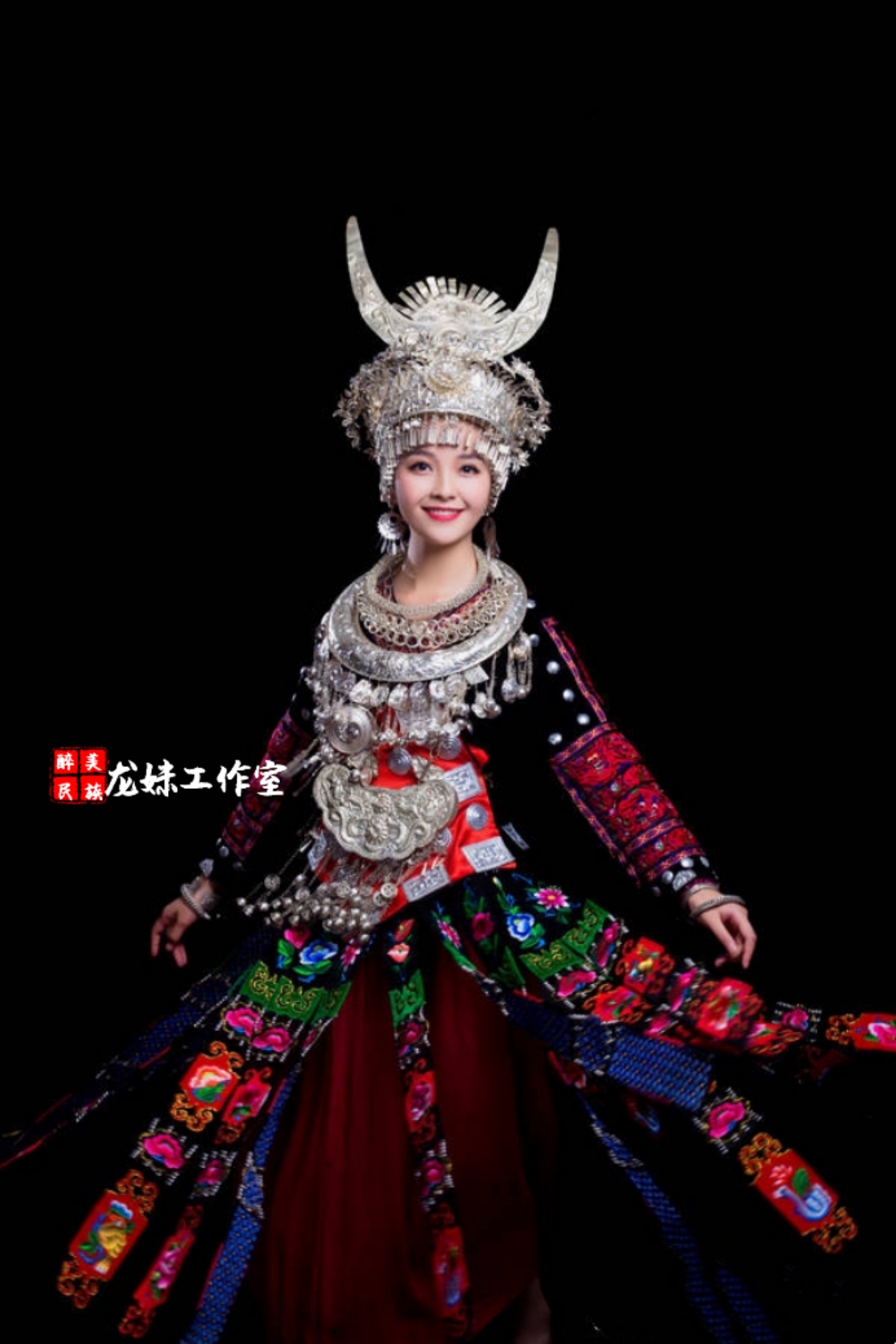 苗族服装土家族湘西贵州演出服女少数民族舞蹈服装苗家衣服舞台装