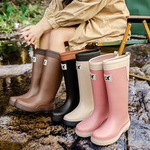 Красивые кроссовки под дождем, новые водонепроницаемые.